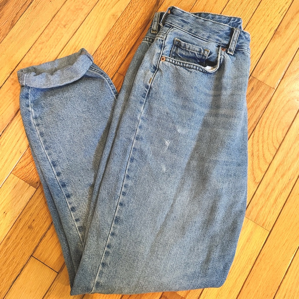 LIGHT WASH URBAN OUTFITTERS JEANS